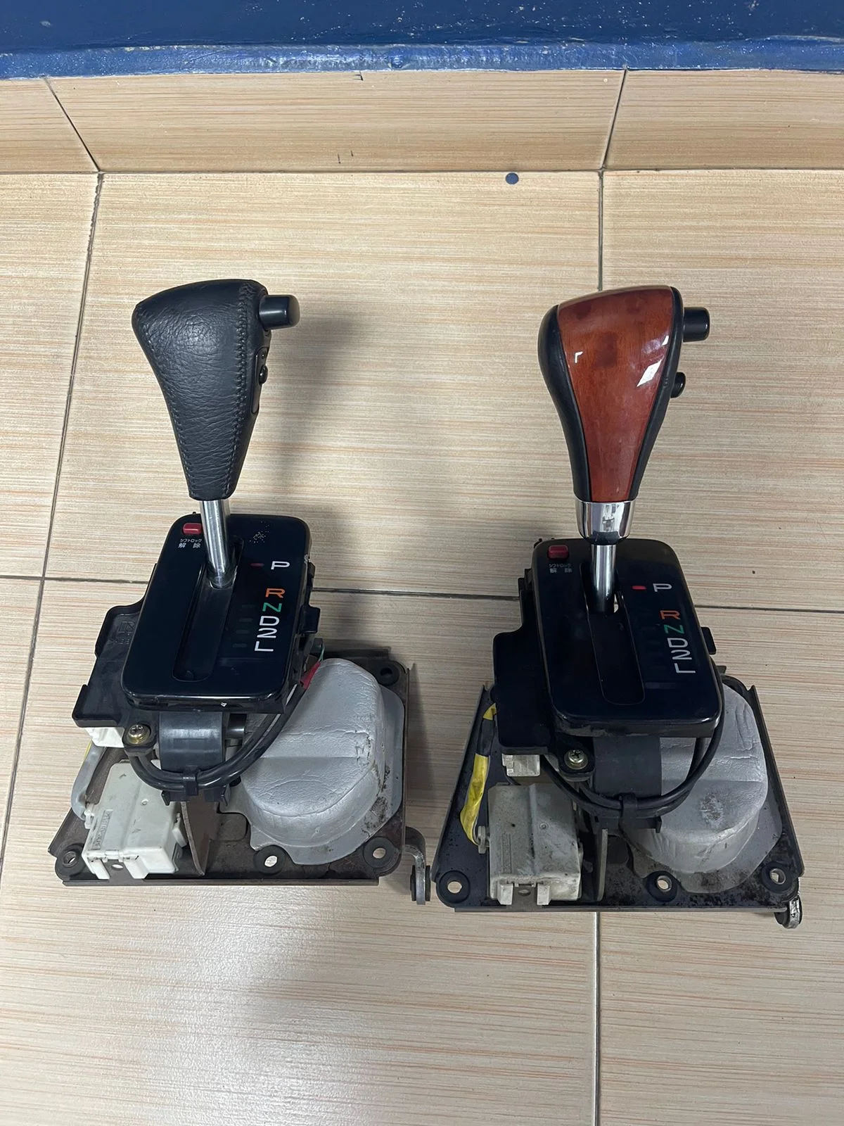 Gear Shifter Assembly LC100 — Black Leather
